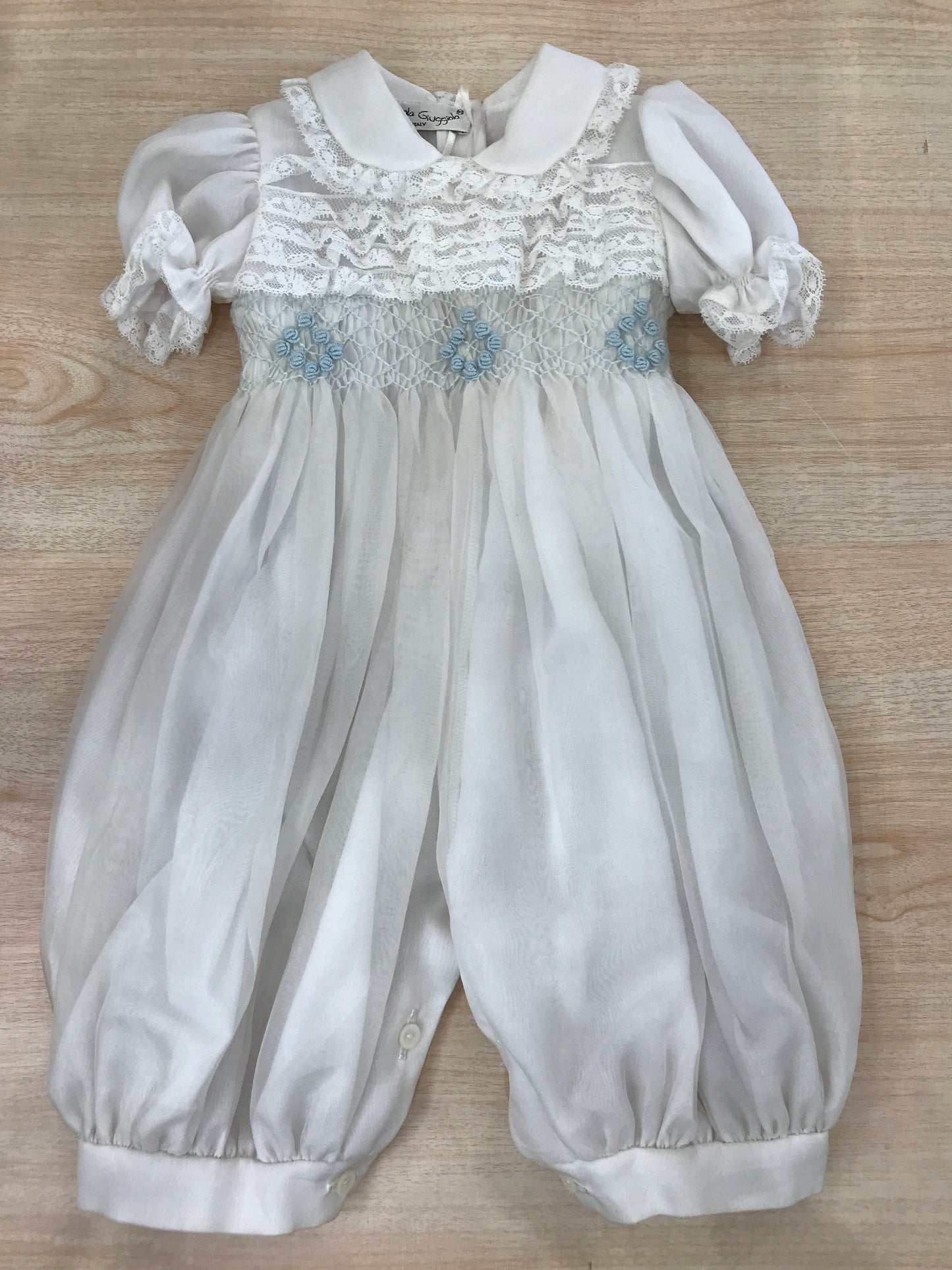 Pagliaccetto Piccola Giuggiola in organza in seta bianco mezza manica a sbuffo con applicazioni di valancienne e piccole rose celesti ricamate