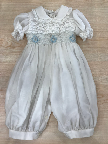 Pagliaccetto Piccola Giuggiola in organza in seta bianco mezza manica a sbuffo con applicazioni di valancienne e piccole rose celesti ricamate