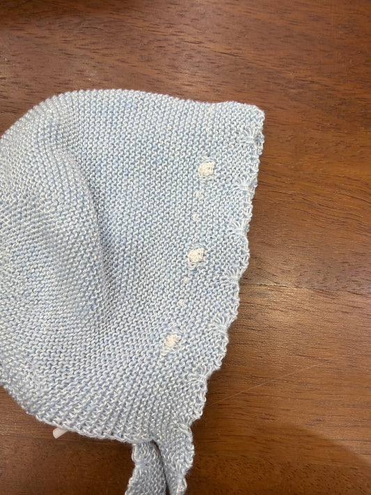 Cuffia PCS celeste in filo con smerlo sul davanti con pois bianchi sul davanti con laccetti per fiocco
