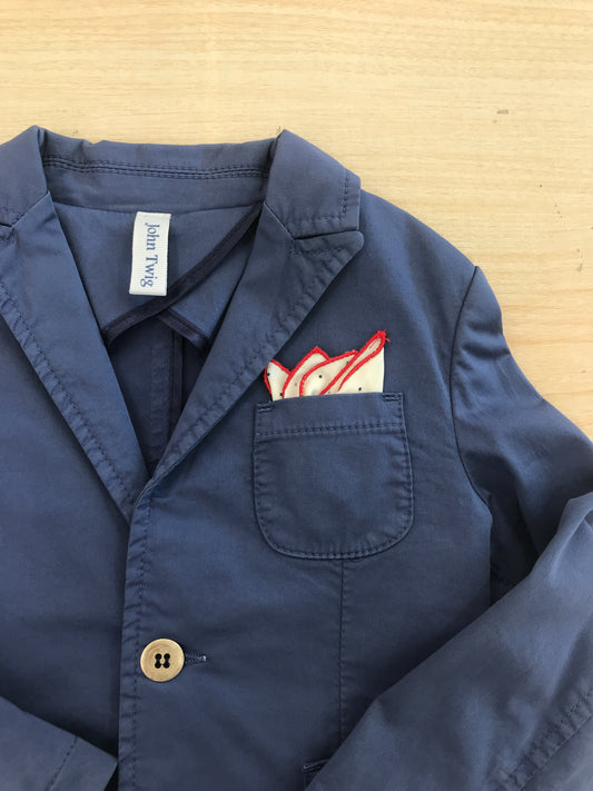 Giacca John Twig blu chiaro con bottoncini e pochette bianca e rossa