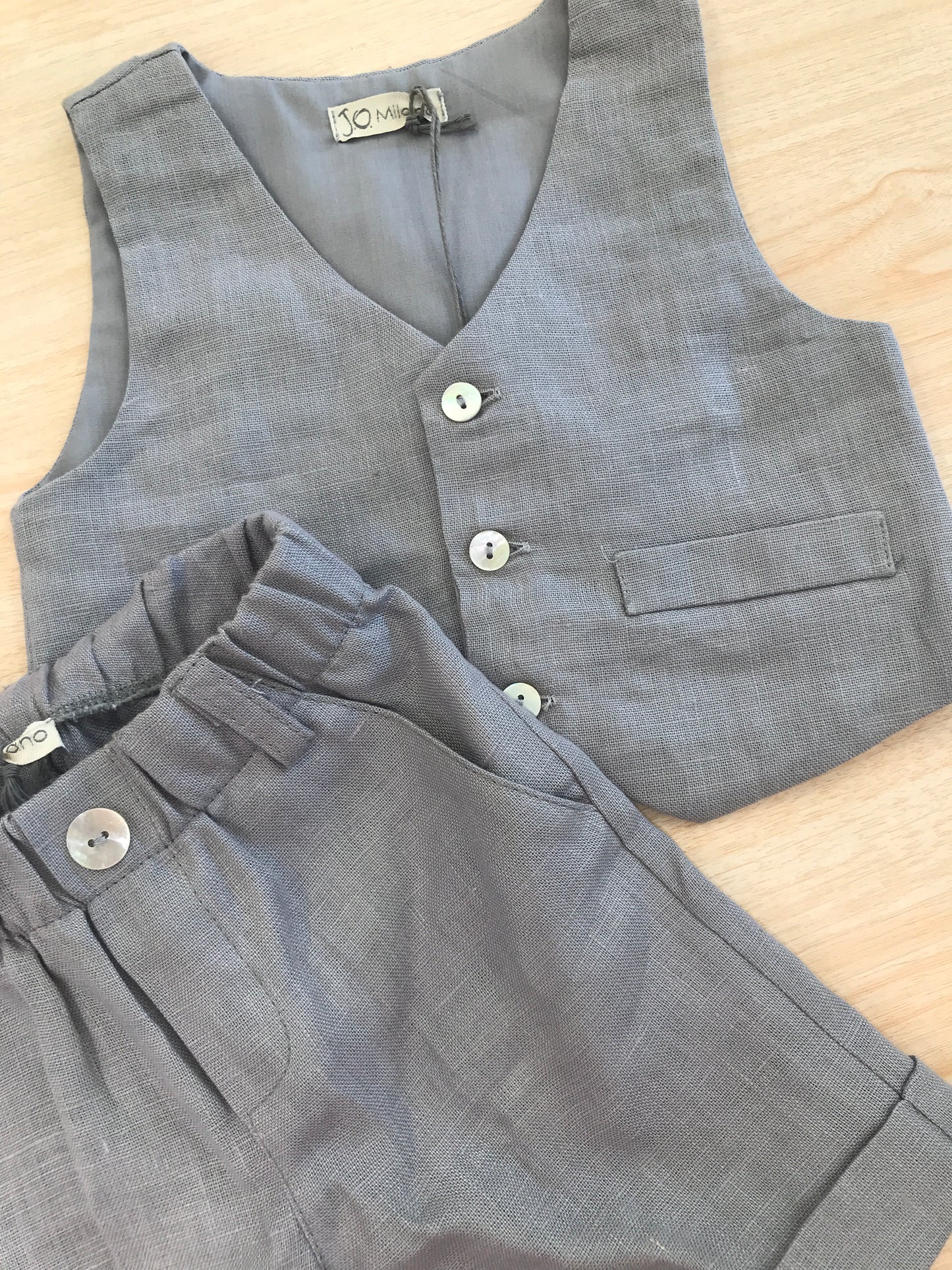 Completo Jo Milano in cotone grigio bermuda con gilet con tasche e bottoncini