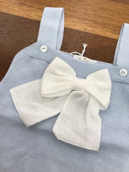 Salopette Baby Lord in filo celeste con bretelle con fiocco bianco centrale