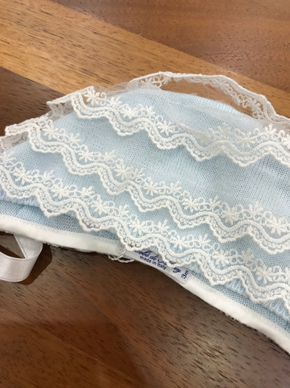 Cuffia Bebè di Almy in filo celeste con valancienne applicato sul capo con lacci sotto collo
