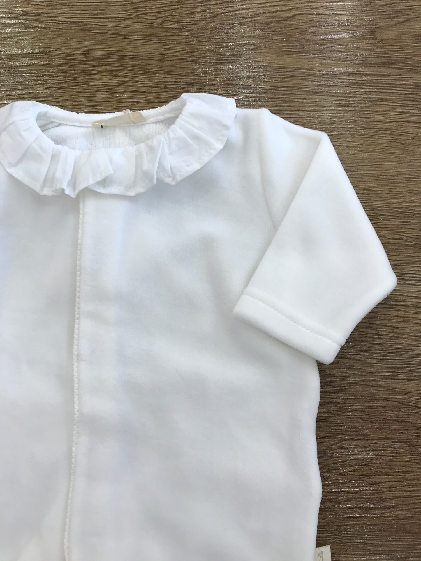 Tutina Baby Gi panna intera in ciniglia con ali sul retro e rusche al colletto