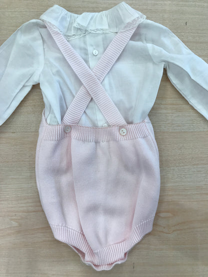Completo Martin Aranda salopette con bretelle e ricamo centrale in filo con camicia bianca con rusche manica lunga