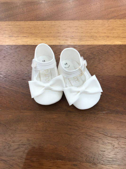 Scarpina Pure in taffettà panna con chiusura alla caviglia con bottone in madreperla e fiocco sul davanti