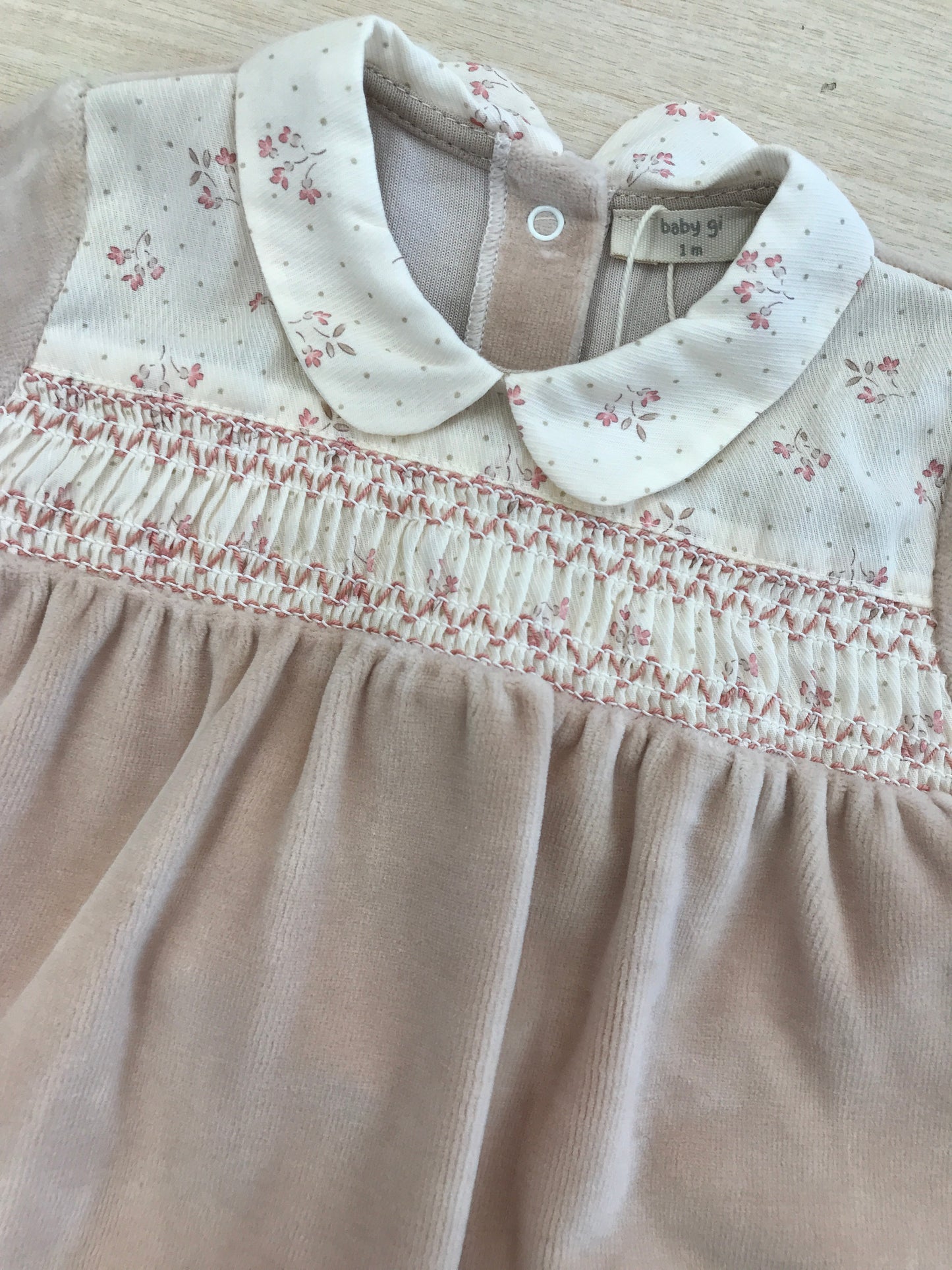 Tutina Baby Gi in ciniglia intera rosa antico con lavorazione di punto smock e fiorellini