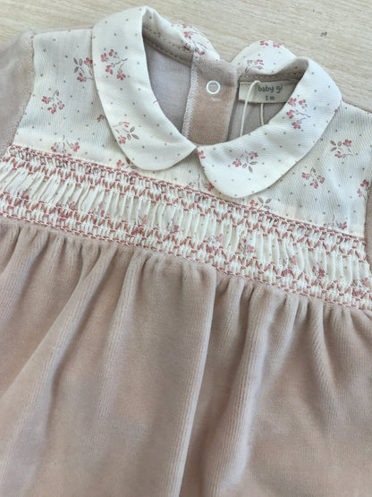 Tutina Baby Gi in ciniglia intera rosa antico con lavorazione di punto smock e fiorellini