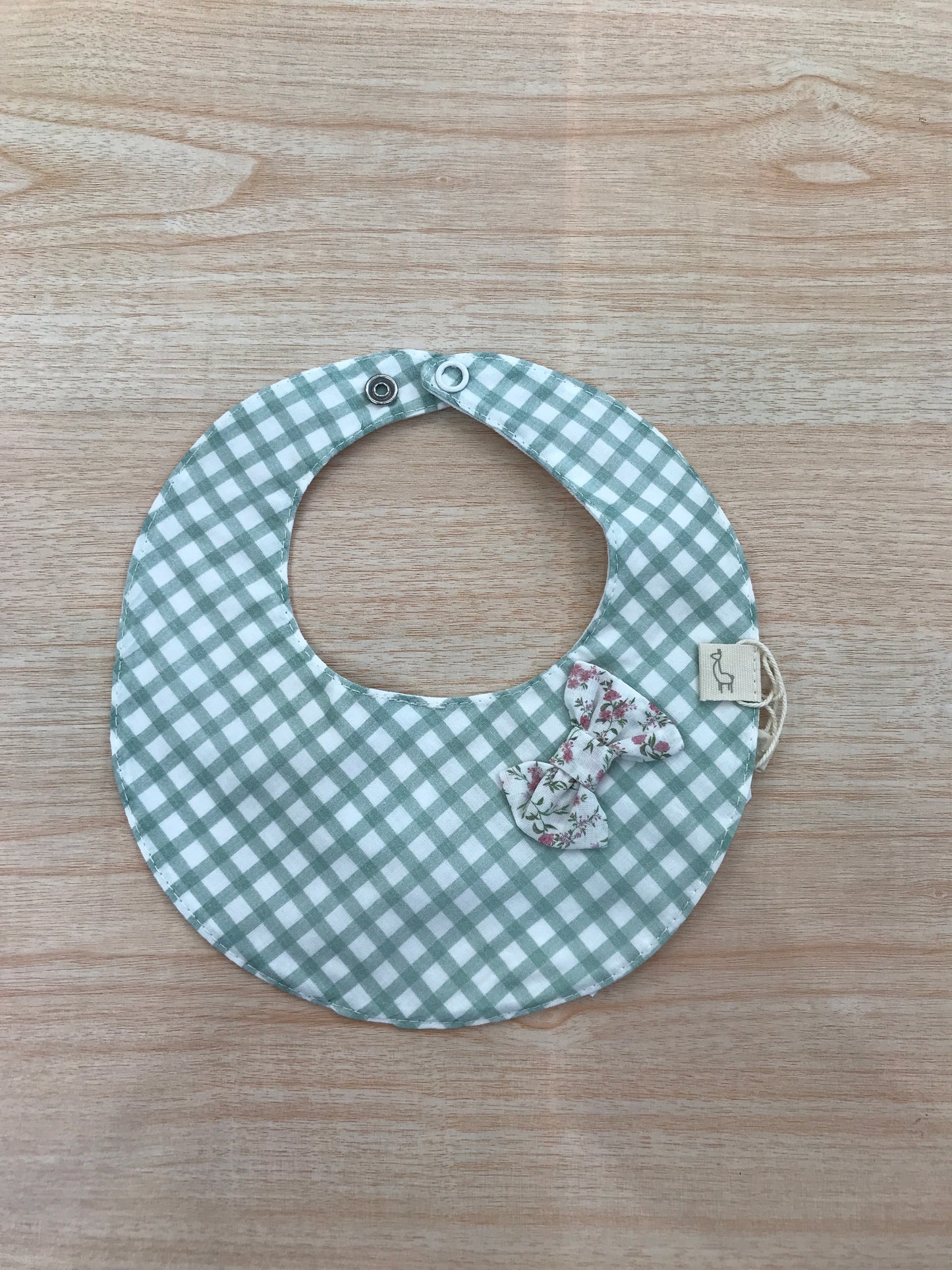 Bavaglino Baby gi in cotone dalla forma rotonda a quadretti bianchi e verdi con fiocchetto floreale