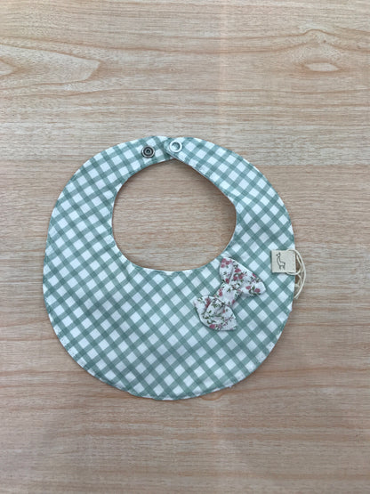 Bavaglino Baby gi in cotone dalla forma rotonda a quadretti bianchi e verdi con fiocchetto floreale