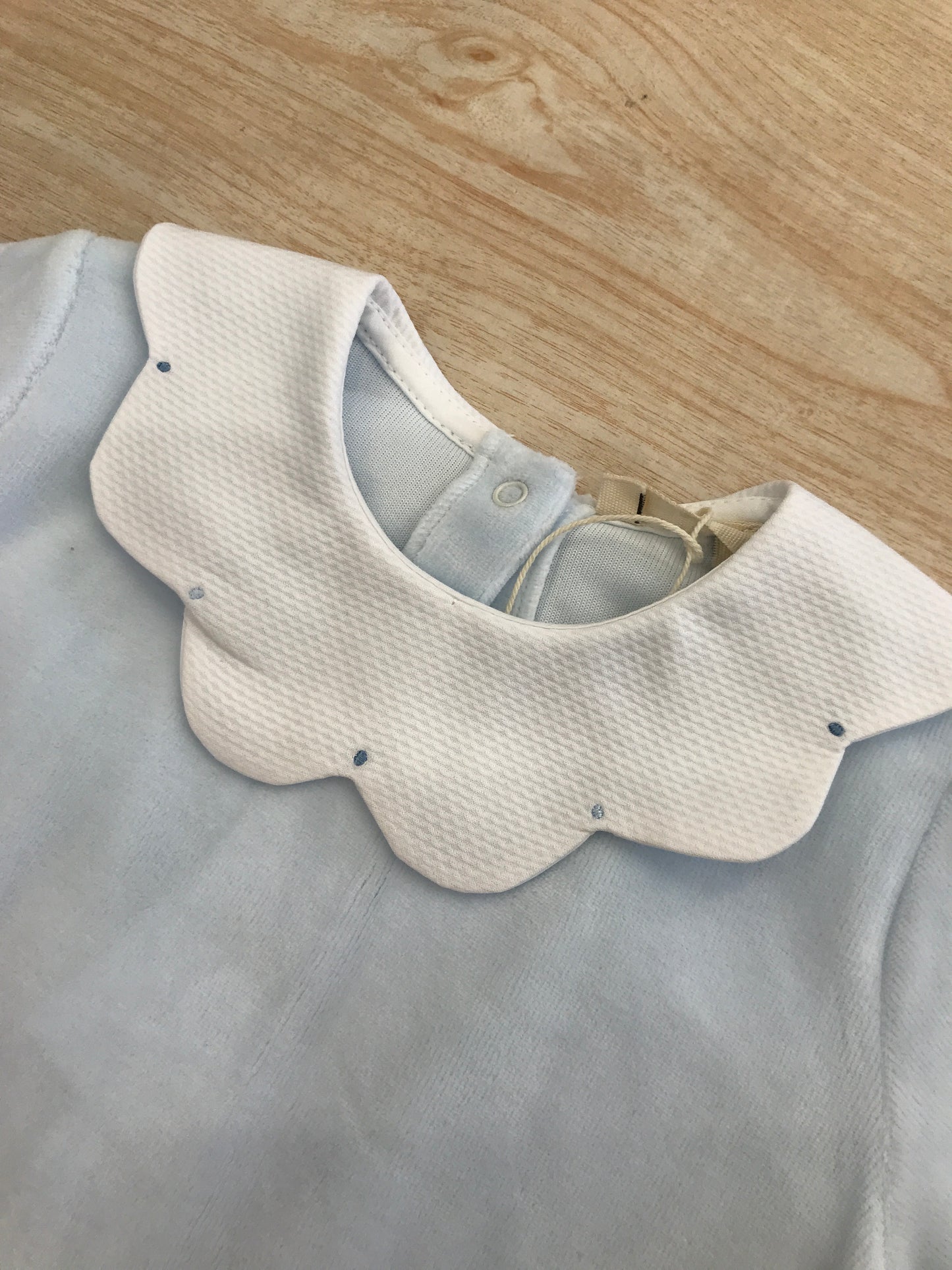 Tutina Baby Gi in ciniglia intera con collo smerlato bianco e pois