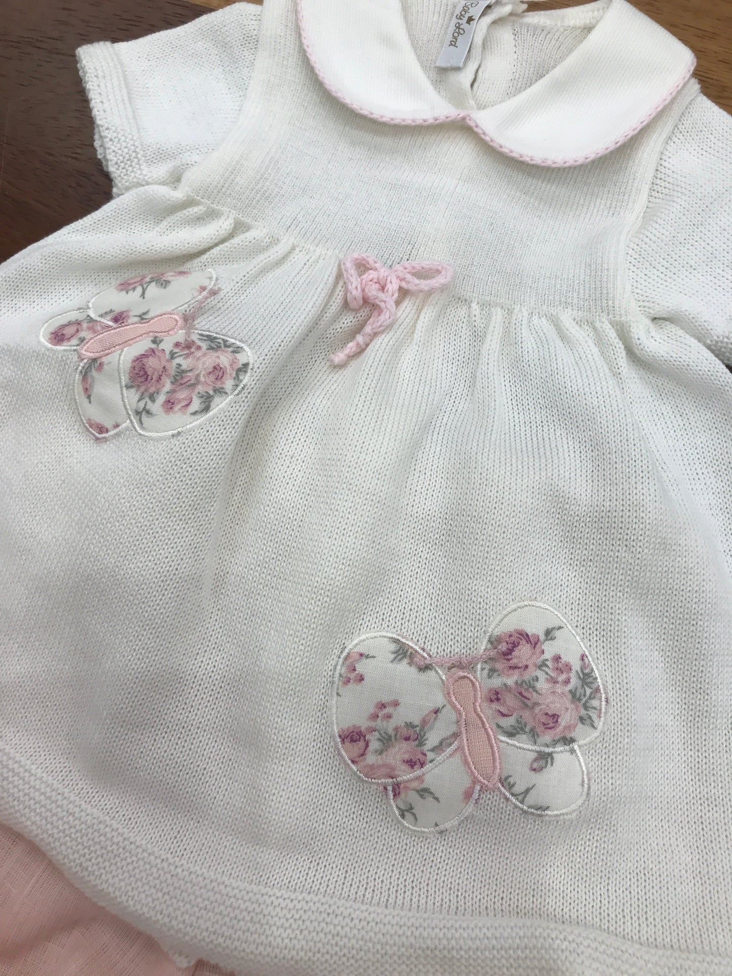Completo Baby Lord in filo panna due pezzi mezza manica con farfalle e culotte in lino rosa