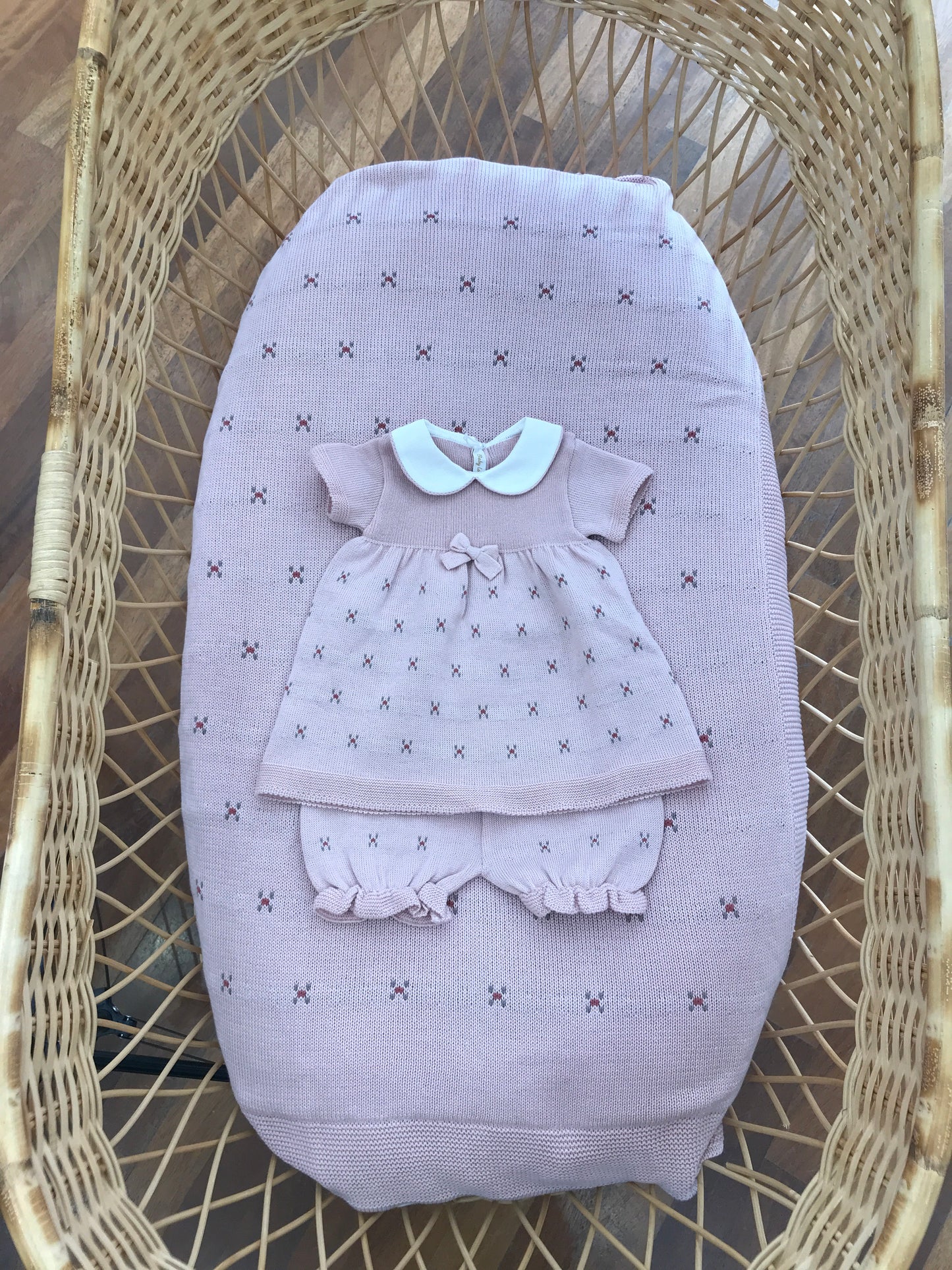 Coordinato nascita Baby Lord in filo rosa antico con fiorellini