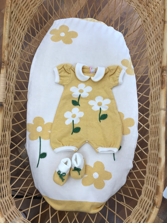 Coordinato Nascita Colori Chiari in filo bianco e giallo con grandi fiori bianchi e gialli ricamati