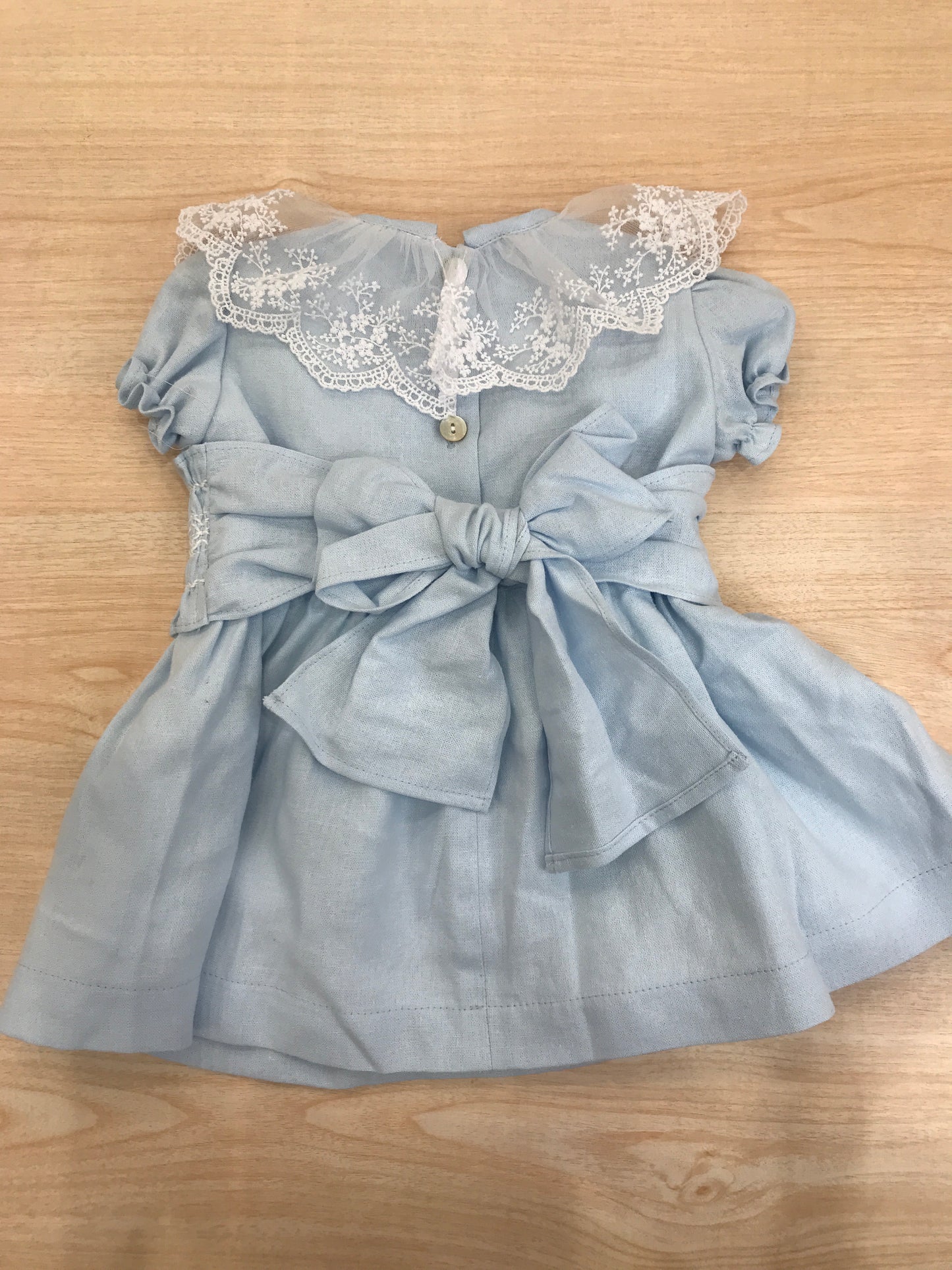 Abito Fofettes in cotone mezza manica a sbuffo con collo rifinito da una balza in tulle rifinita da pizzo e fascia smerlata lavorata sul davanti chiusa sul retro con fioccone