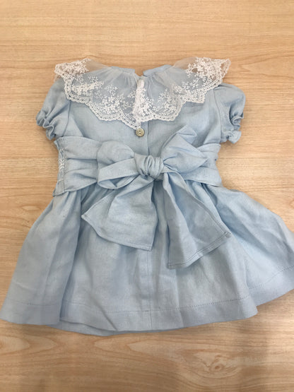Abito Fofettes in cotone mezza manica a sbuffo con collo rifinito da una balza in tulle rifinita da pizzo e fascia smerlata lavorata sul davanti chiusa sul retro con fioccone