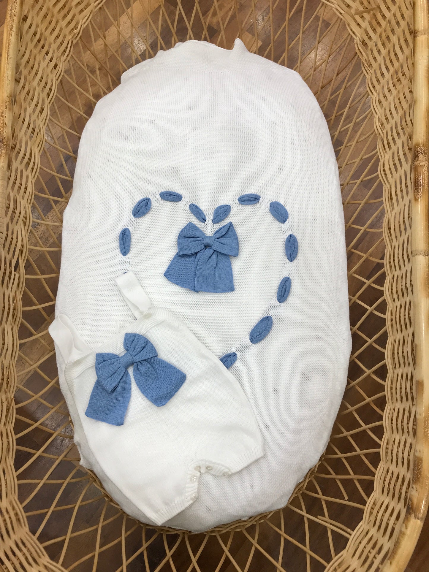 Coordinato nascita Baby Lord in filo bianco e avio con passanastro con fiocco su salopette e coperta