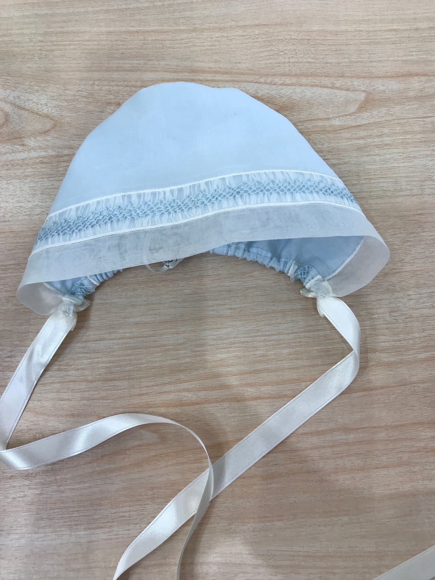 Cuffia Piccola Giuggiola in organza in seta con lavorazione di punto smock sul davanti