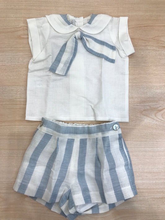 Completo Fofettes in lino due pezzi pantalone corte a righe panna e celesti camicia panna mezza manica con dettaglio a righe e colletto a marinaretto