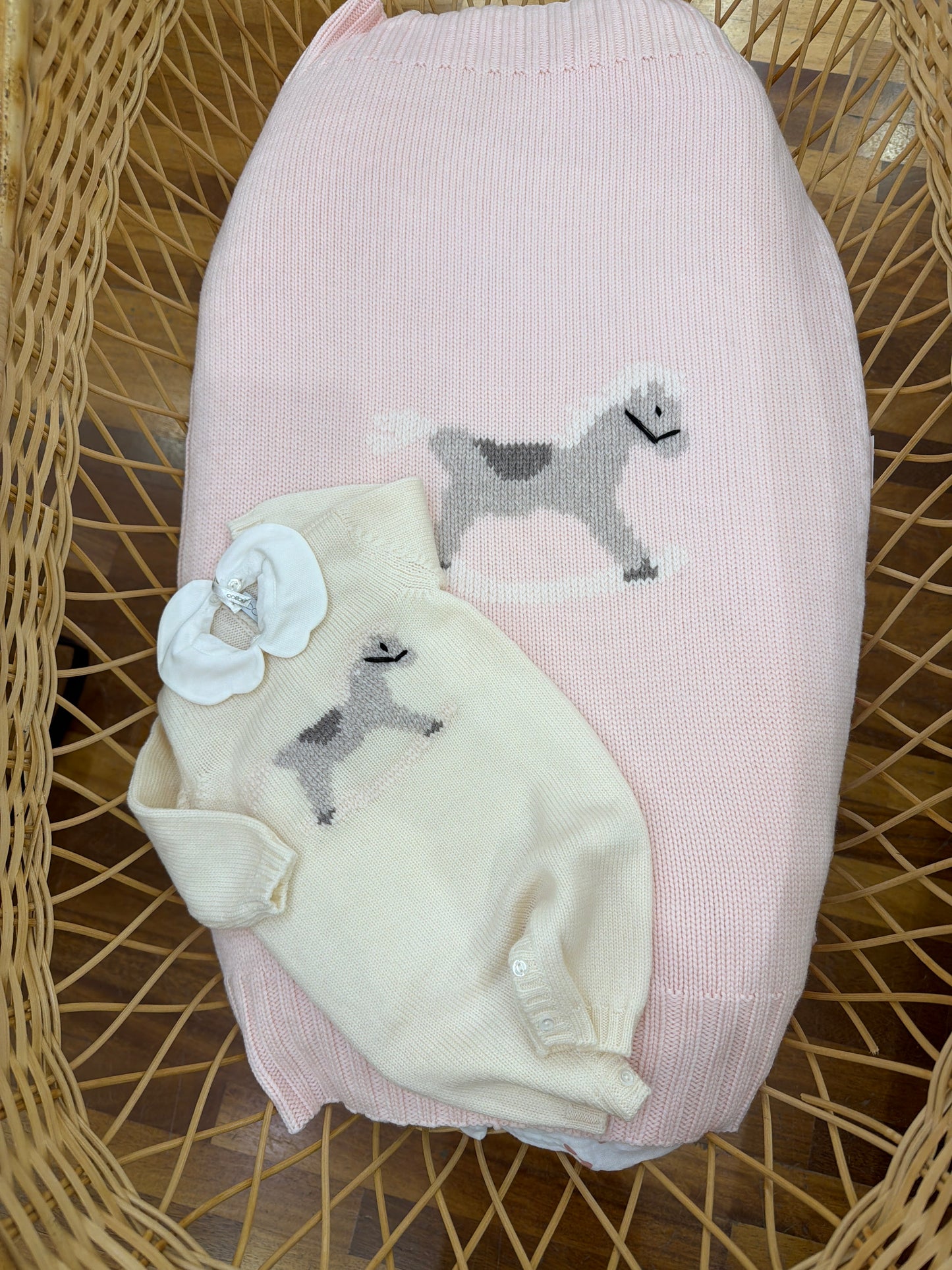 Coordinato nascita Colibrì in lana rosa e panna con cavallo ricamato sul davanti