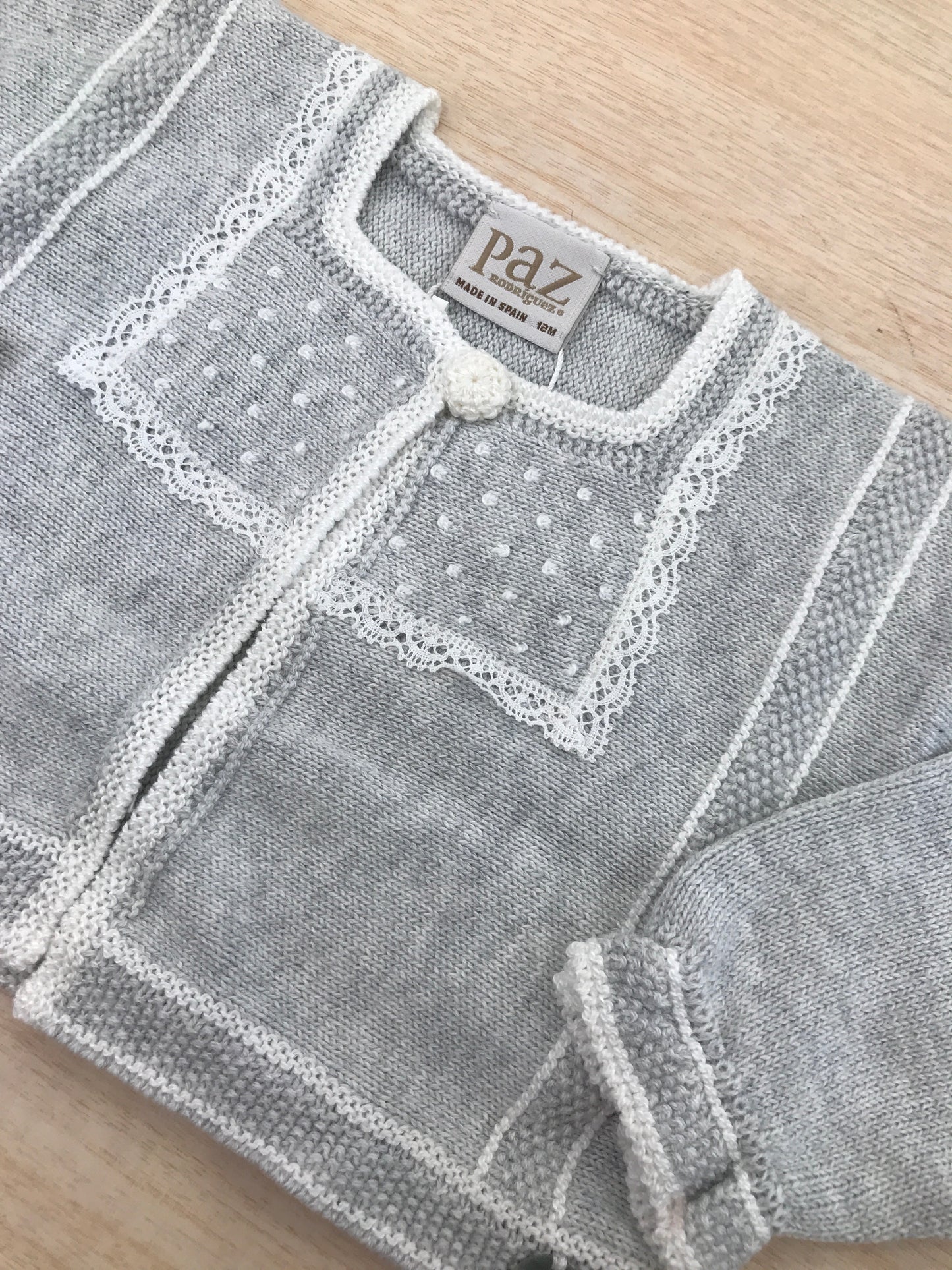 Cardigan Paz Rodriguez in filo grigio con ricami bianchi e rusche in pizzo