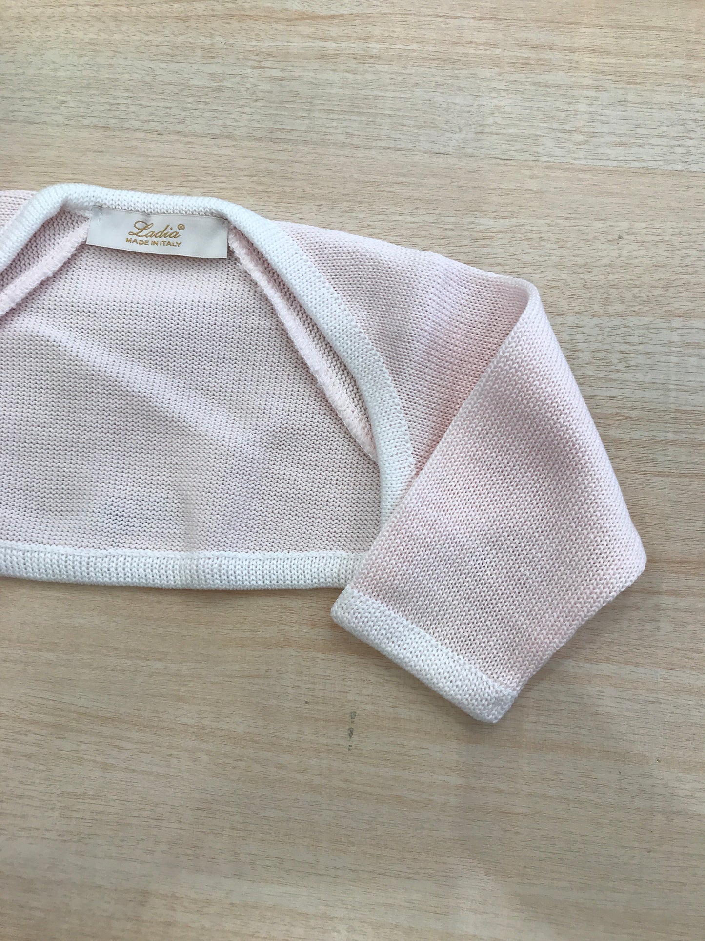 Cardigan Ladia in filo rosa rifinito in bianco aperto sul davanti