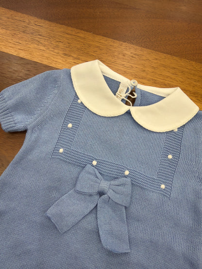 Pagliaccetto Baby Lord in filo celeste mezza manica collo tondo bianco riquadro con lavoro a maglia con pois bianchi e fiocco