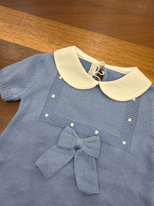 Pagliaccetto Baby Lord in filo celeste mezza manica collo tondo bianco riquadro con lavoro a maglia con pois bianchi e fiocco