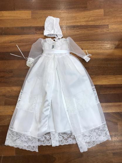 Abito lungo belan con fasce in pizzo manica lunga con laccio in vita con cuffia coordinata