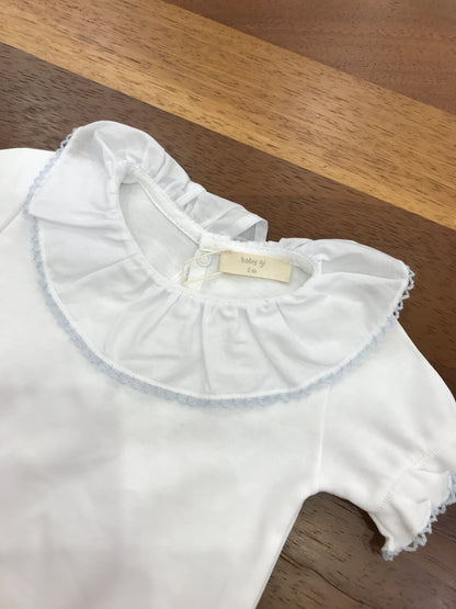 Body Baby Gi in cotone mezza manica con rusche collo con rusche rifinita in celeste