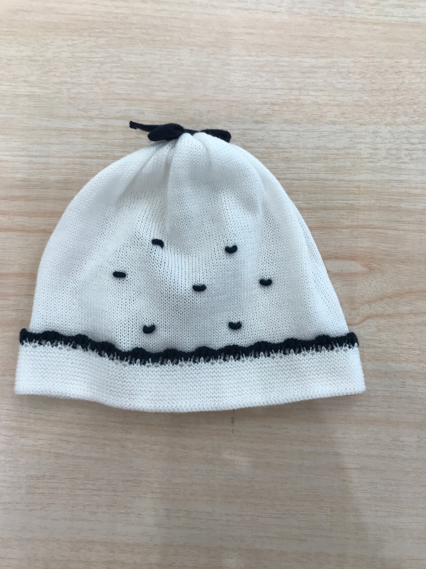 Cappello Baby Lord in filo bianco con ricami in blu scuro