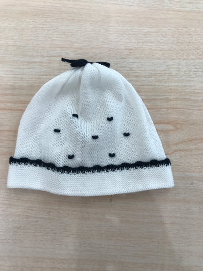Cappello Baby Lord in filo bianco con ricami in blu scuro