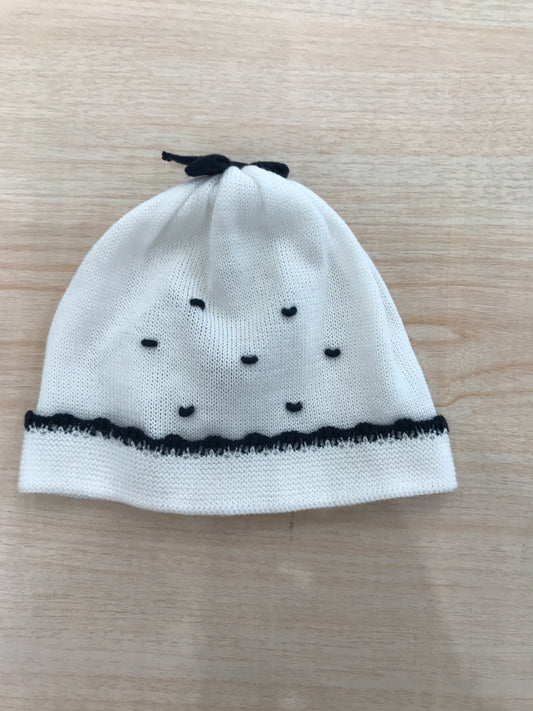 Cappello Baby Lord in filo bianco con ricami in blu scuro