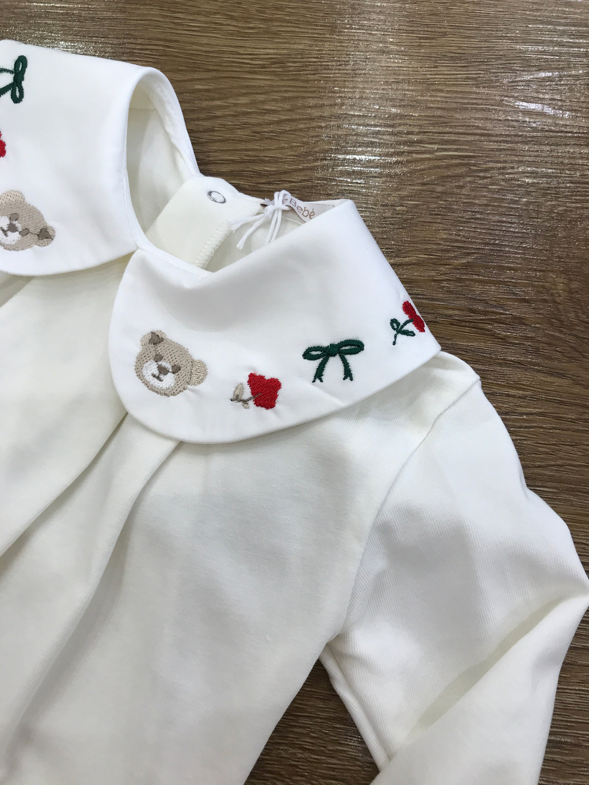 T-shirt Le Bebè in caldo cotone con colletto con ricami rossi beige e verdi
