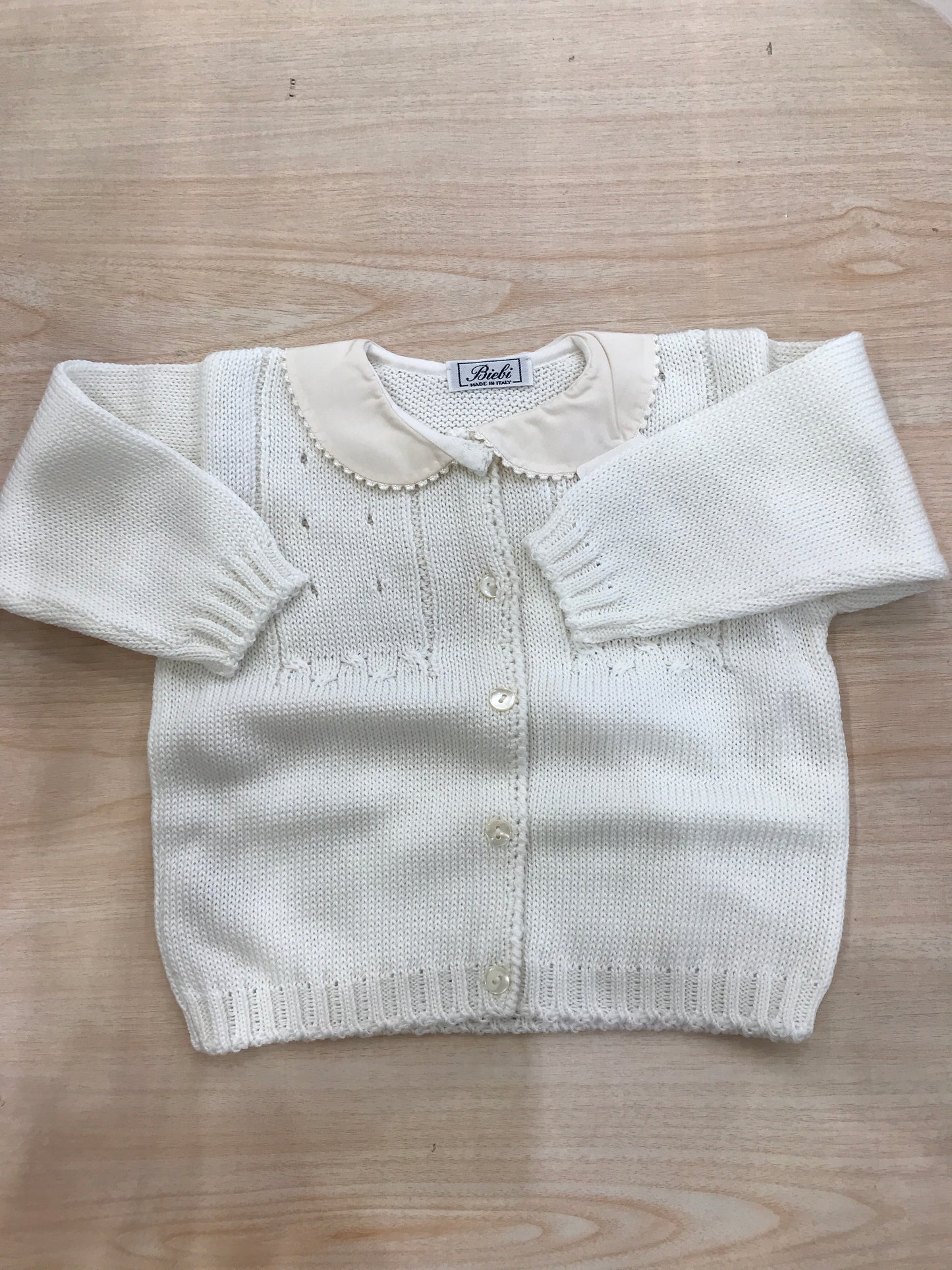 Cardigan Biebi panna traforato con bottoncini e colletto smerlato rosa chiaro