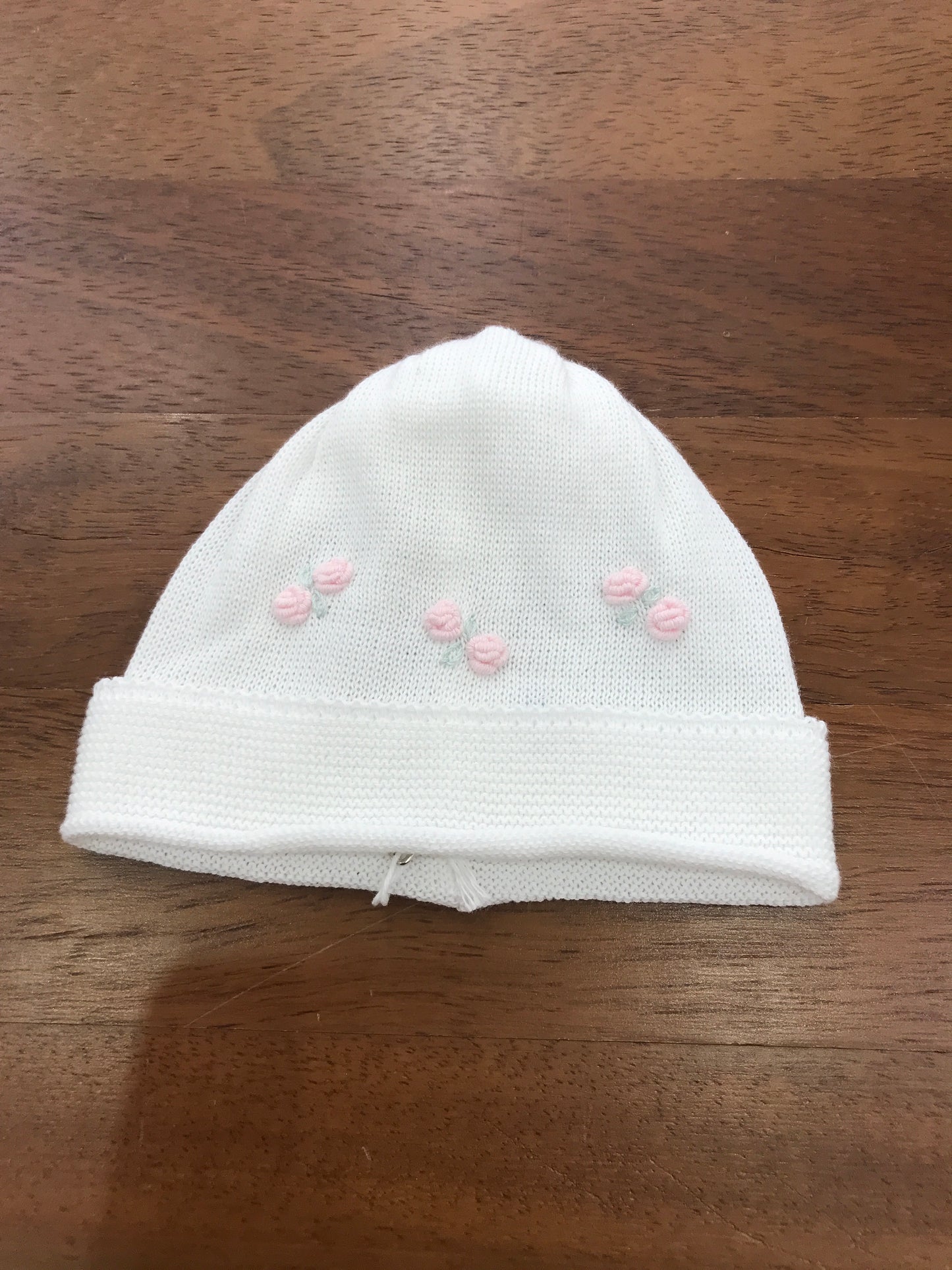 Cappello Baby Lord in filo bianco con risvolto con rose rosa ricamate sul davanti