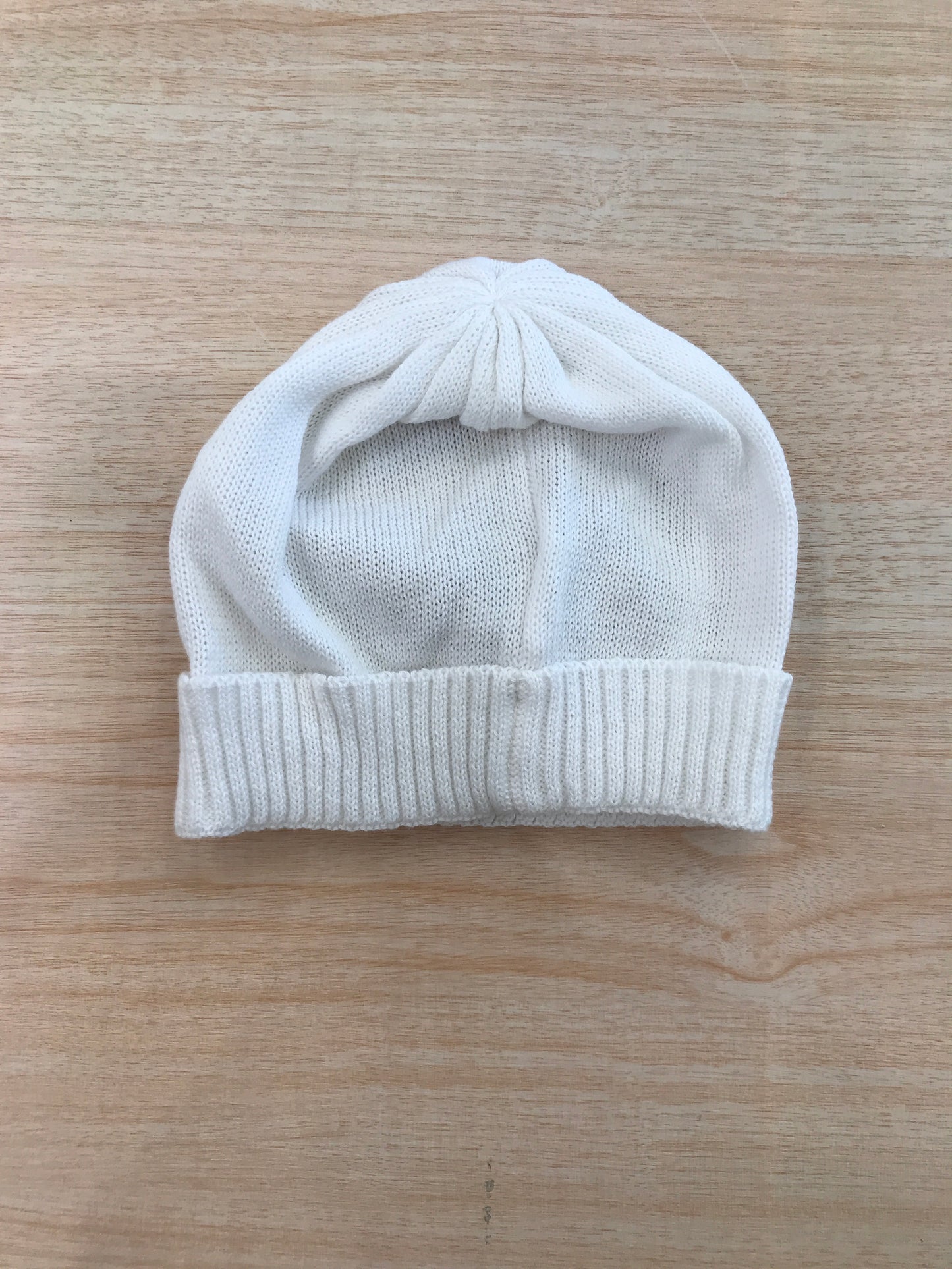 Cappello Baby Lord in filo bianco con cavallo a dondolo tortora