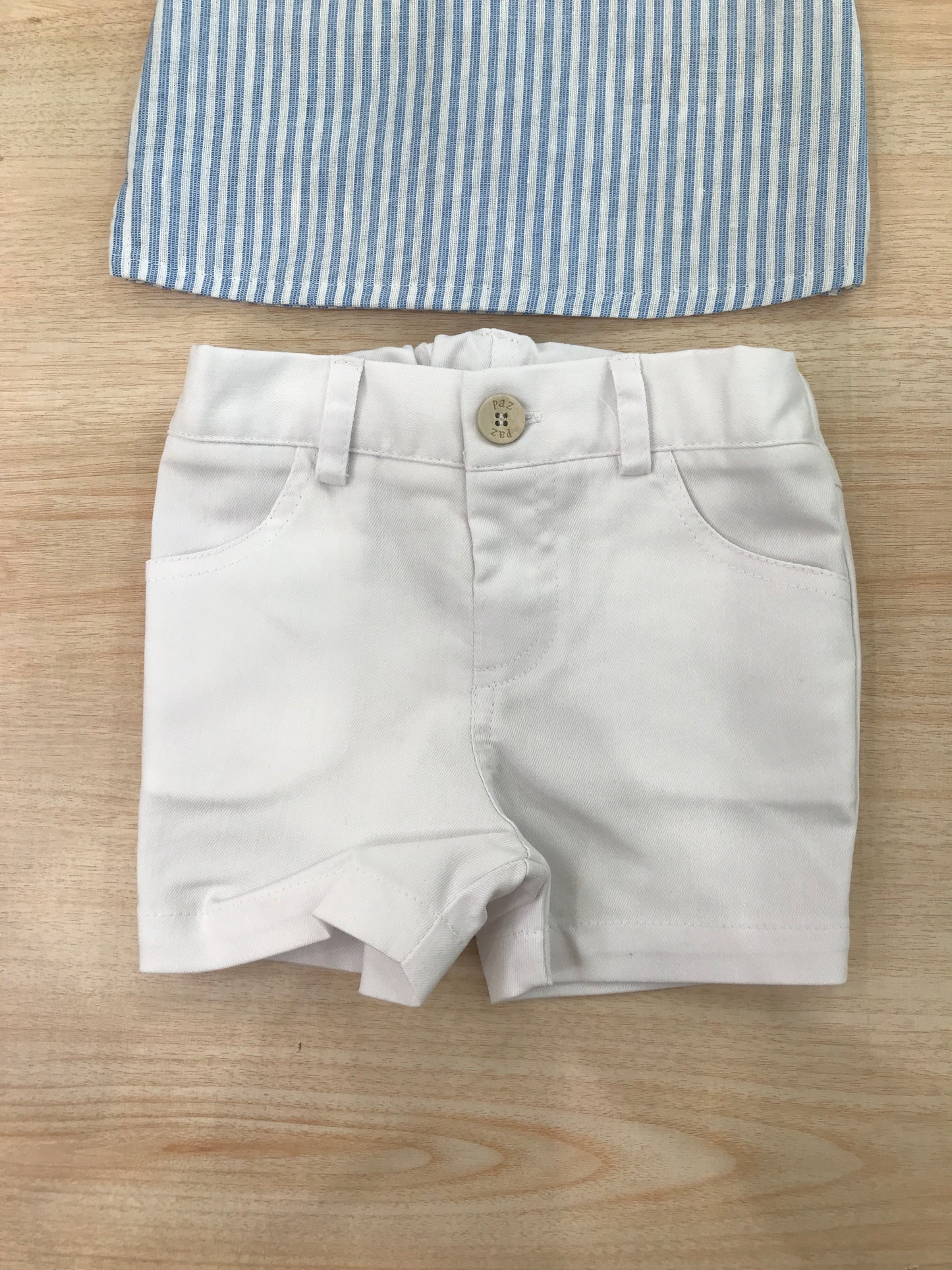 Completo Paz Rodriguez in cotone camicia mezza manica a righe bianche e celesti con pantalone corto bianco