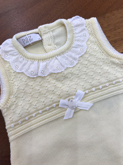 Pagliaccetto Paz Rodriguez in filo giallo con lavorazione a maglia sul petto con collo con rusche smerlata bianca