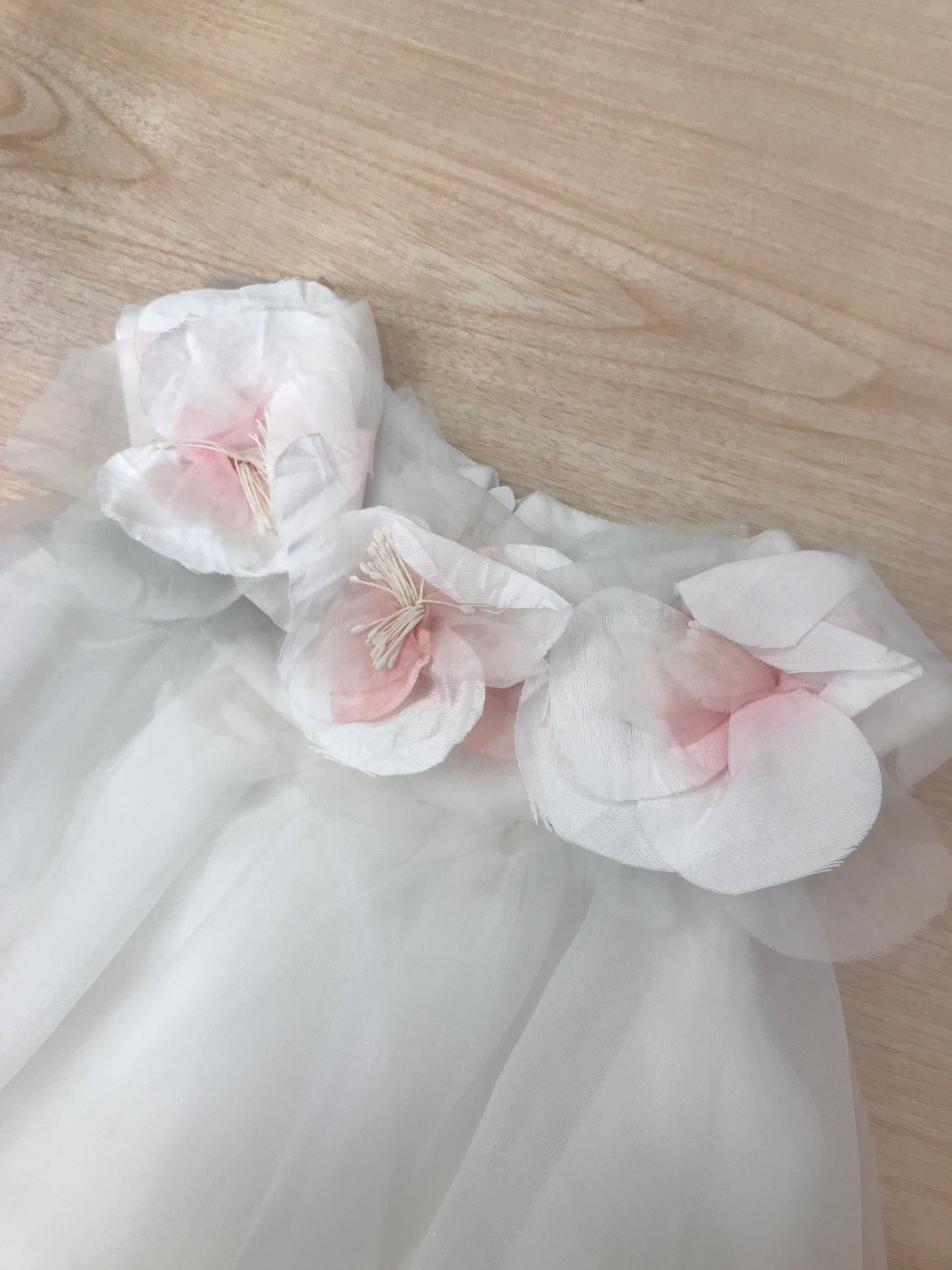 Abito Nanan in tulle corto sul davanti e lungo sul retro smanicato con fiori sul colletto
