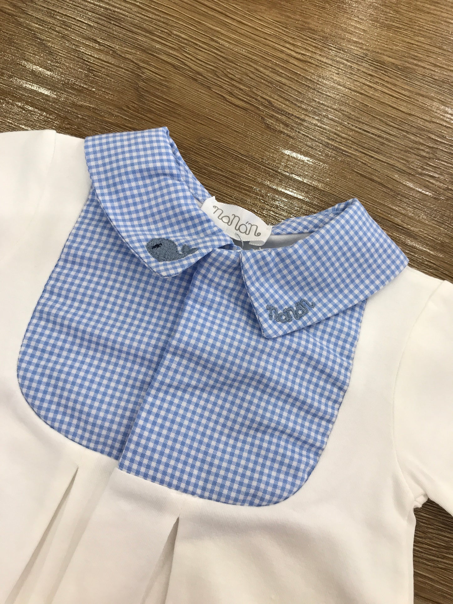 Tutina Nanan intera in caldo cotone con collo camicia a quadretti bianchi e azzurri con balena sul colletto