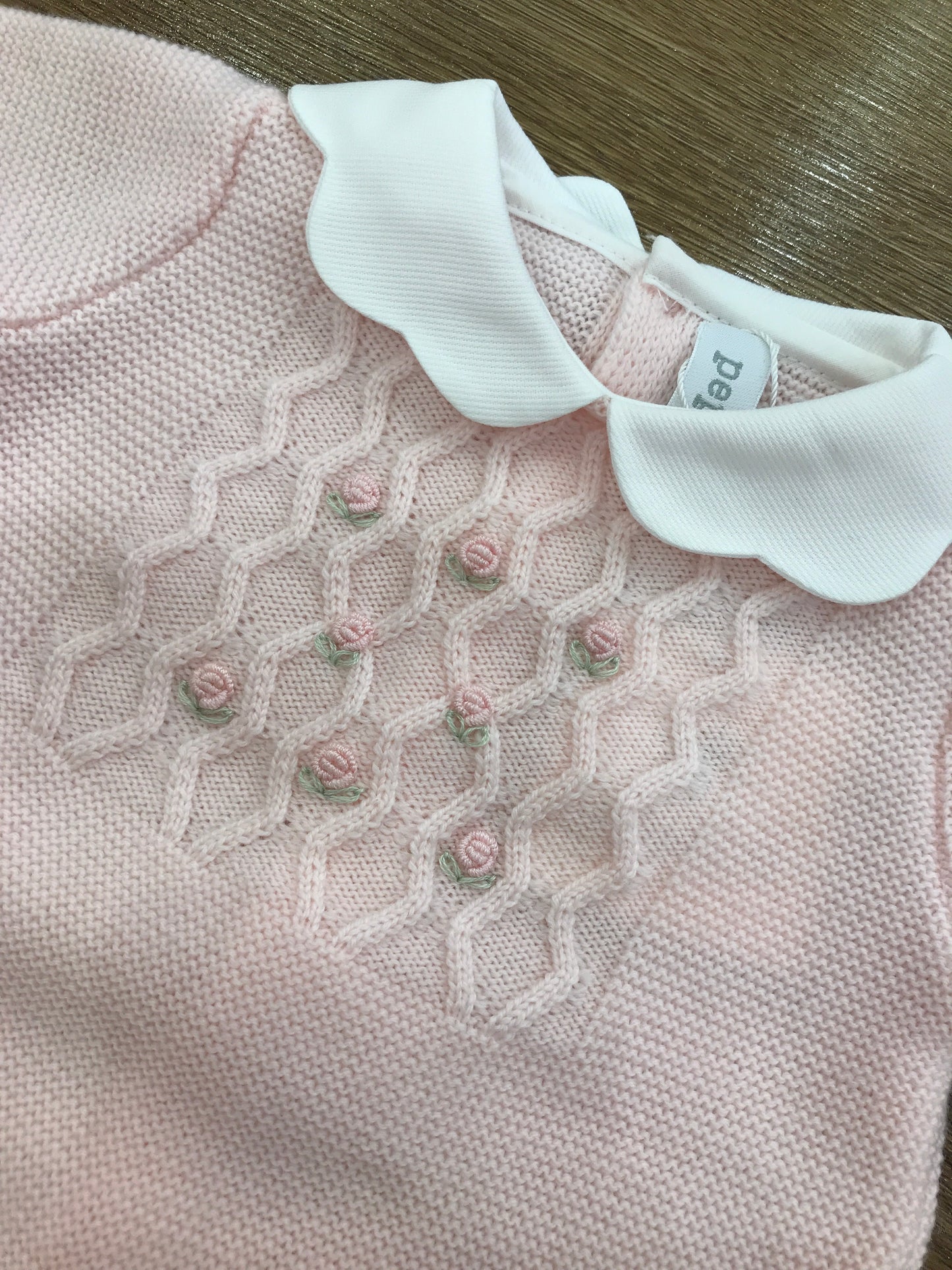 Tutina Pepecè in lana rosa con roselline e colletto smerlato