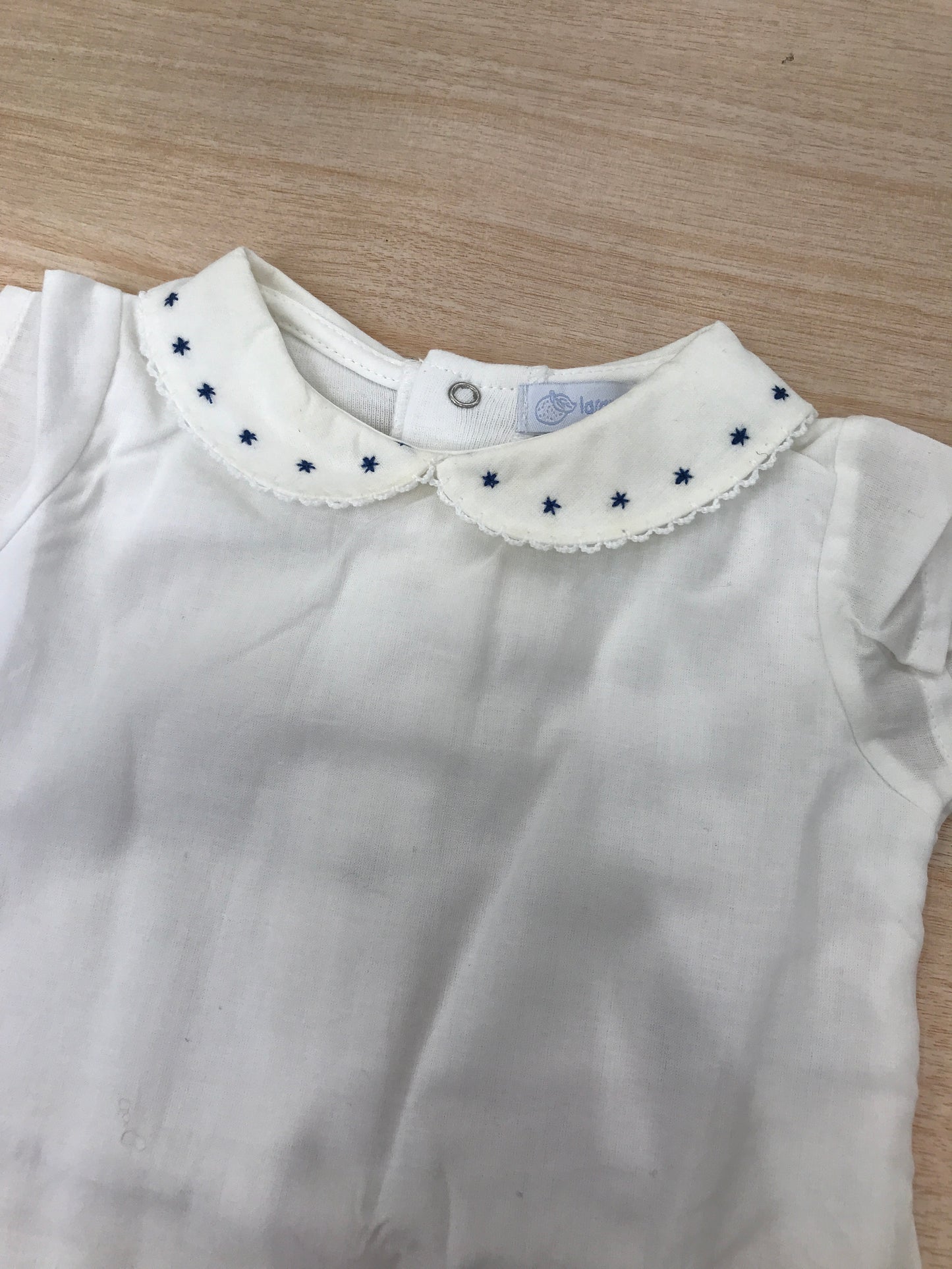 Body Laranjinha in cotone smanicato con effetto camicia con colletto smerlato con stelline blu ricamate