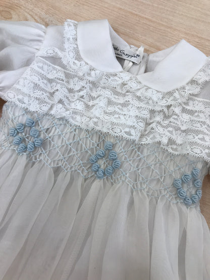 Pagliaccetto Piccola Giuggiola in organza in seta bianco mezza manica a sbuffo con applicazioni di valancienne e piccole rose celesti ricamate