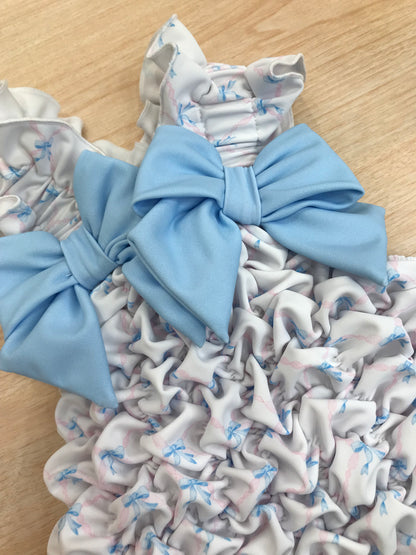 Costume Fofettes con fiorellini celesti e fiocchi sul davanti e sul retro