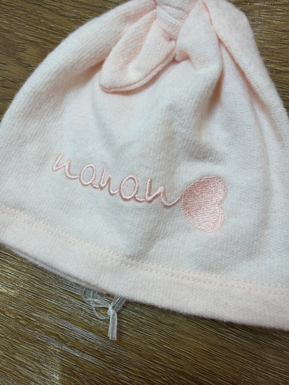 Cappello Nanan in caldo cotone rosa con nodino sul capo e logo con cuoricino in rosa ricamato sul davanti