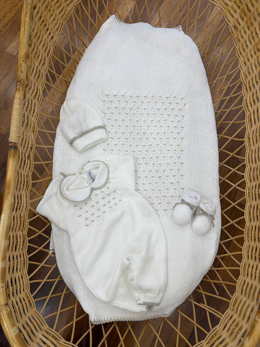 Coordinato nascita Bebè di Almy in filo bianco con lavorazione di punto smock tortora sulla coperta e tutina con cappellino e babbucce con dettagli tortora