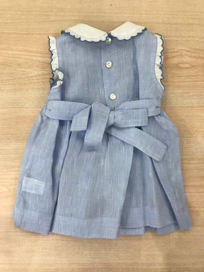 Abito Les Enfants de Gisele in lino smanicato con rusche bianche con colletto bianco e rusche rifinita in celeste  con corpetto lavorato da punto smock e fiorellini bianchi ricamati