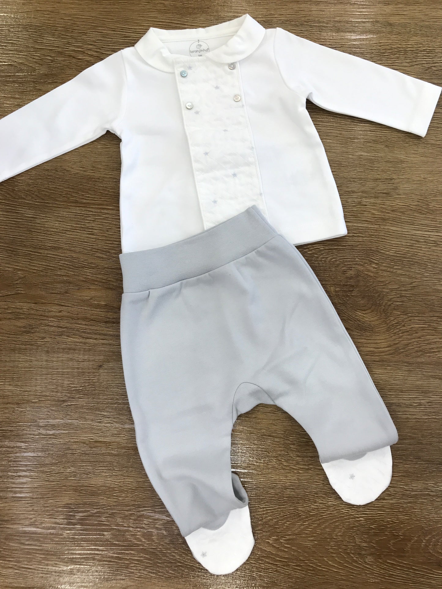 Tutina Laranjinha in cotone due pezzi bianco e grigio con piccole stelline ricamate