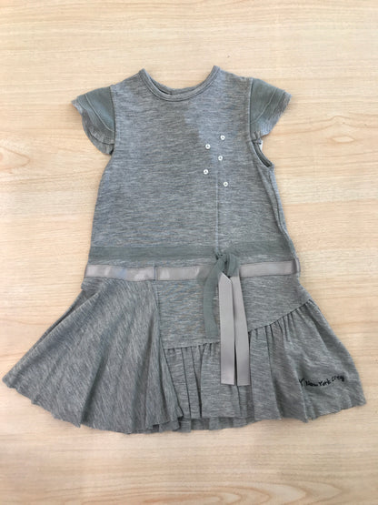 Abito DKNY in cotone grigio mezza manica con gonna a pieghe con applicazione sul davanti e tulle sulle spalline